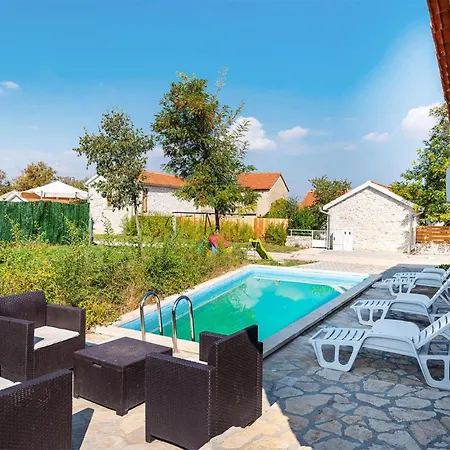 Pet Friendly In * Lisane Tinjske